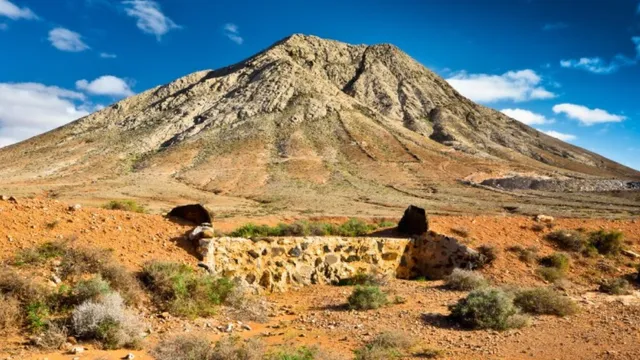 is-there-alien-base-beneath-spains-tindaya-mountain-ancient-engravings-and-strange-lights-spark-debate